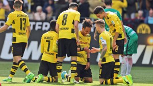 v.l. Raphael Guerreiro (Dortmund)m, Ousmane Dembele (Dortmund), Nuri Sahin (Dortmund), Pierre-Emerick Aubameyang (Dortmund), Marco Reus (Dortmund) und Raphael Guerreiro (Dortmund) zelebrieren ihren Jubel nach dem Tor zum 2:0 durch Pierre-Emerick Aubameyang (Dortmund) beim Spiel Borussia Dortmund vs. Werder Bremen, Fussball, 1. Bundesliga, 20.05.2017 Dortmund Copyright: xHommesx/Eibner-Pressefotox EP_mhs v l Raphael Guerreiro Dortmund m Ousmane Dembele Dortmund Nuri Sahin Dortmund Pierre Emerick Aubameyang Dortmund Marco Reus Dortmund and Raphael Guerreiro Dortmund celebrate theirs cheering After the goal to 2 0 through Pierre Emerick Aubameyang Dortmund the Game Borussia Dortmund vs Werder Bremen Football 1 Bundesliga 20 05 2017 Dortmund Copyright xHommesx Eibner Pressefotox EP_MHS